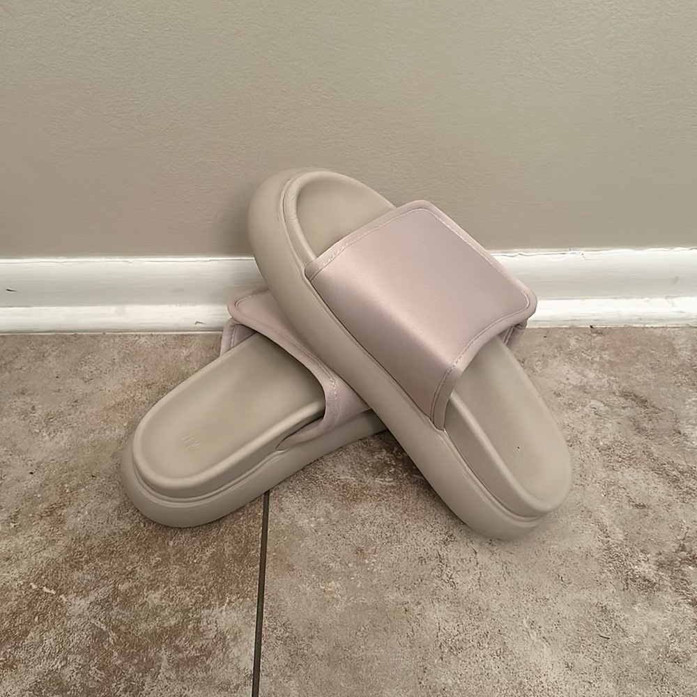 Rarely worn H&M platform slip on shoes !!